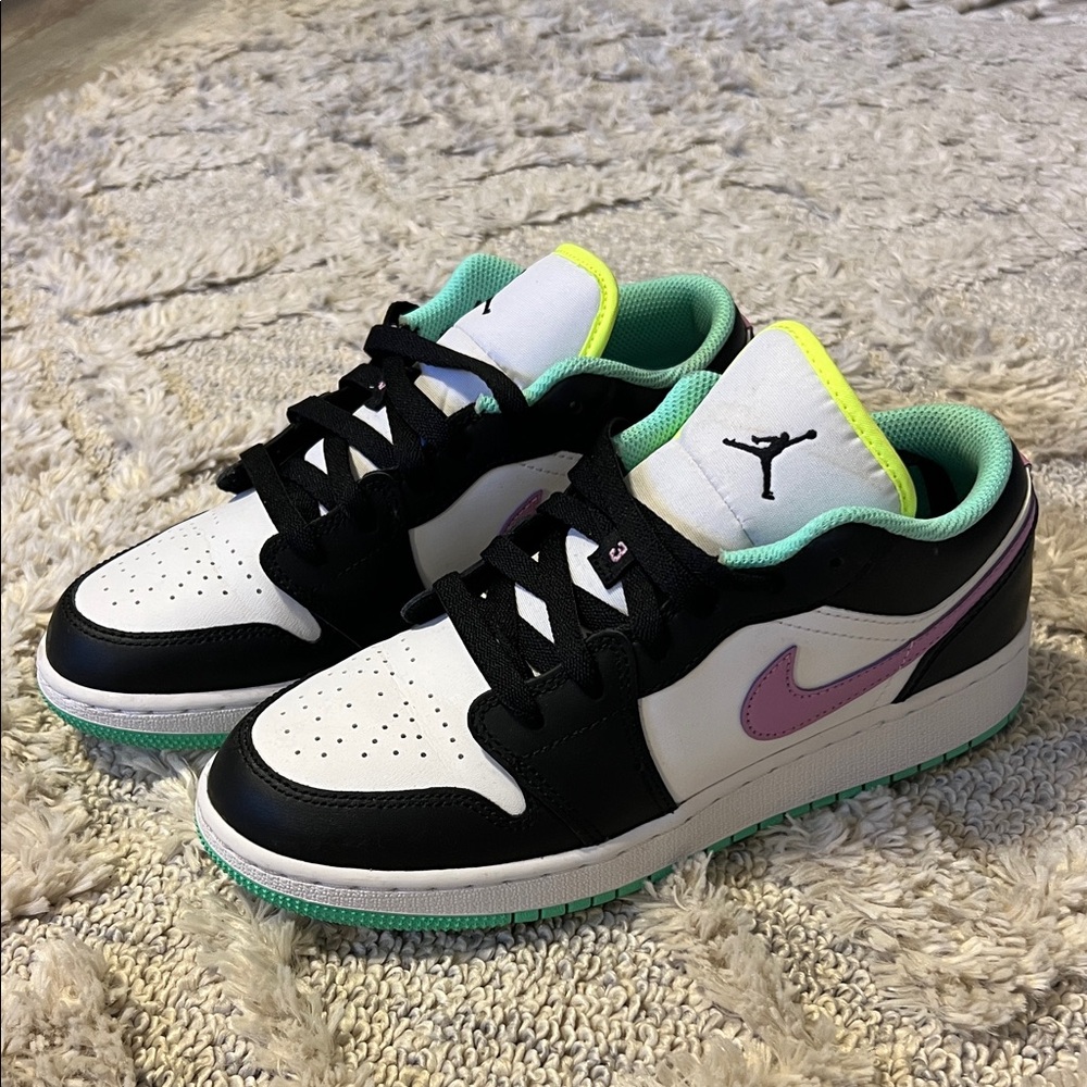 Jordan 1 Low Green Glow Violet Shock (GS)